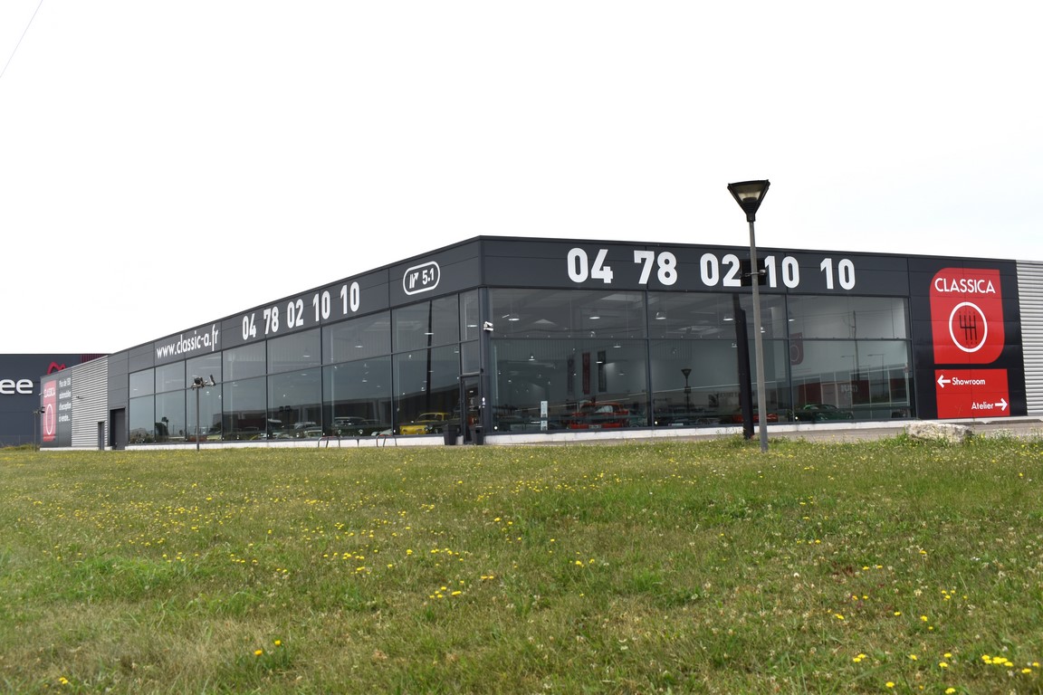 Showroom CLASSICA, vu de l'autoroute