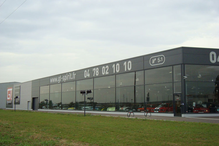 Showroom CLASSICA, vu de l'autoroute